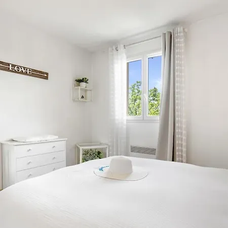 Appart 4 Bedrooms Qiuet Parking Apartamento Fréjus