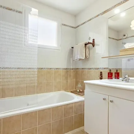 Appart 4 Bedrooms Qiuet Parking